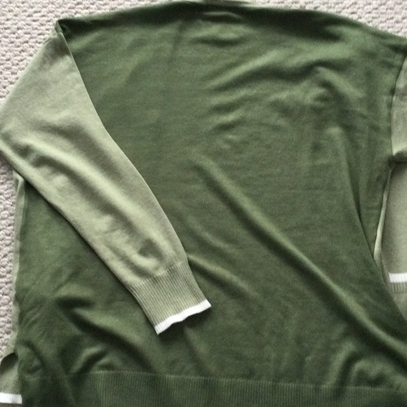 Collegiate-look two-tone green cardigan with white stripe - Picture 4 of 6